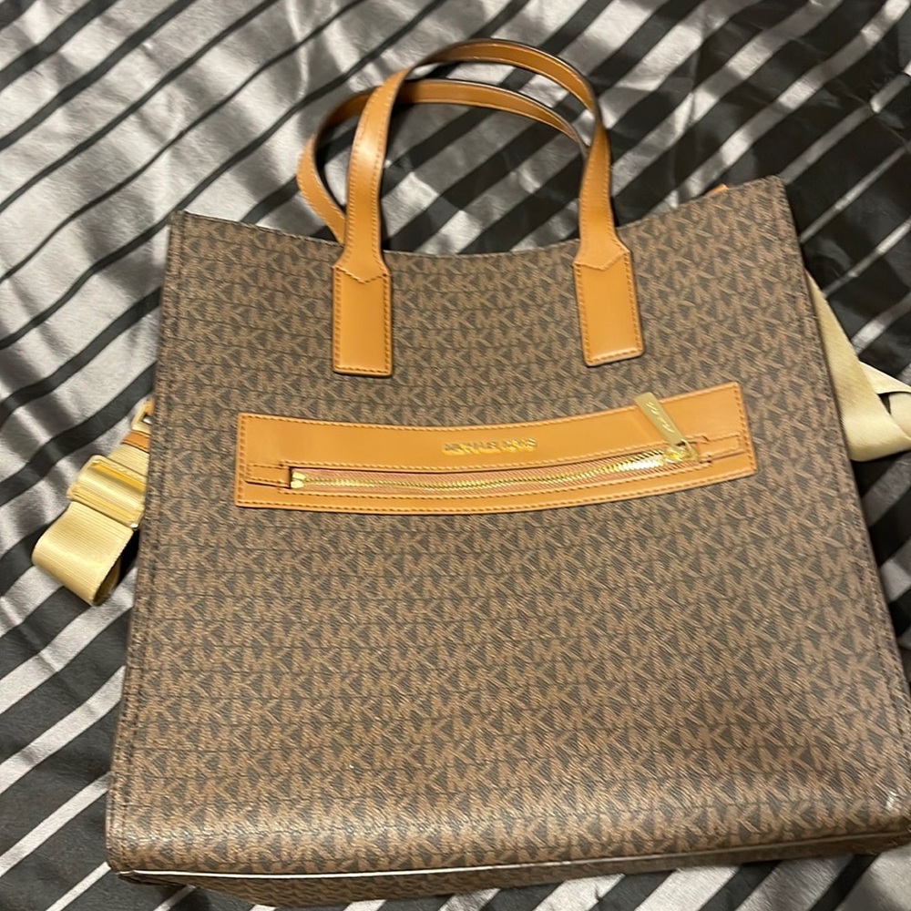Michael Kors crossbody keenly purse